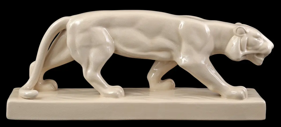 Art Deco-stijl aardewerken beeld van een tijger