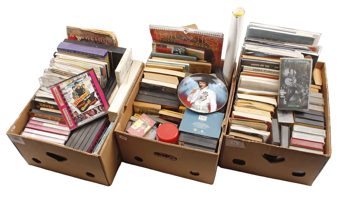 3 dozen Elvis Presley memorabilia waaronder foto's