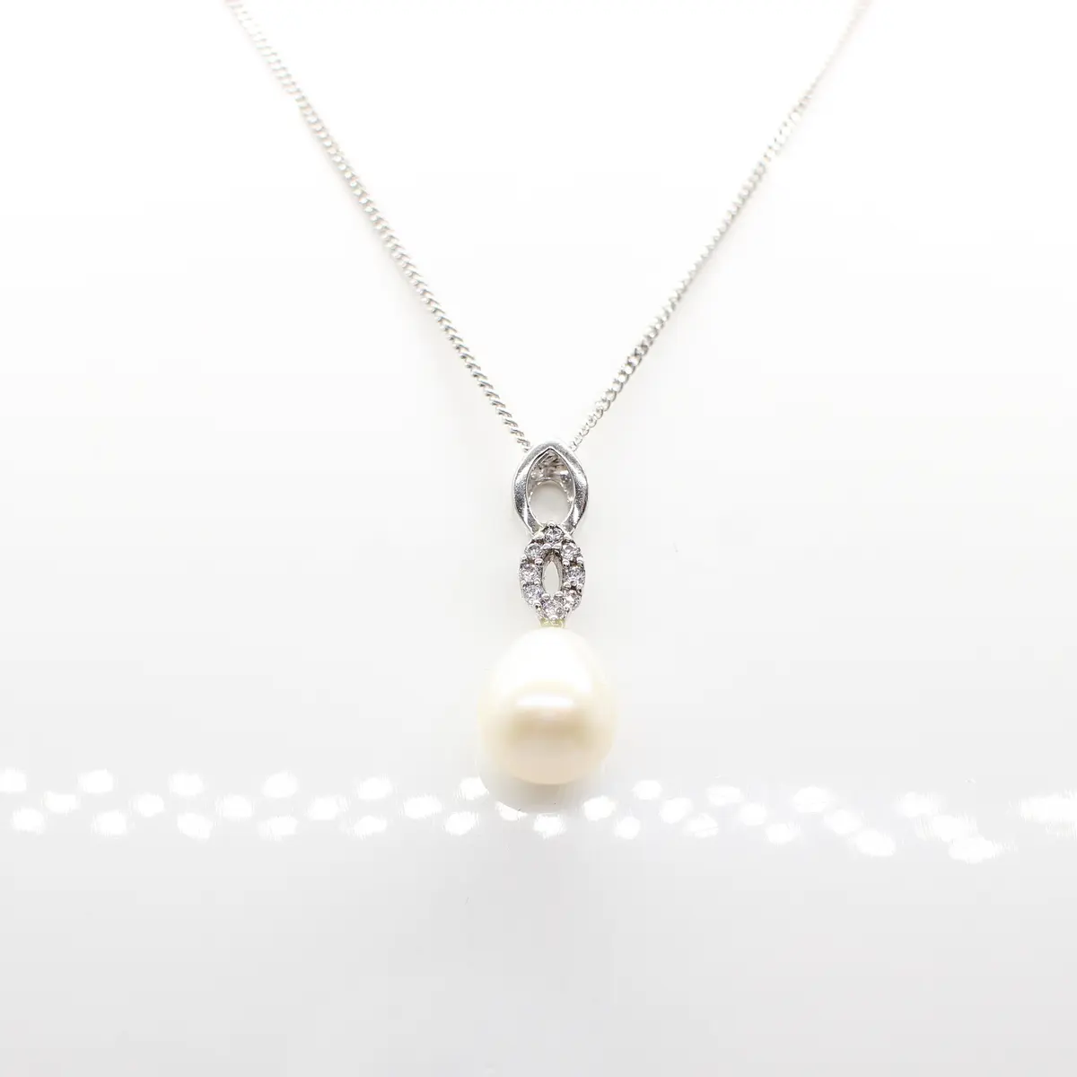 CULTURED PEARL & SILVER NECKLACE.