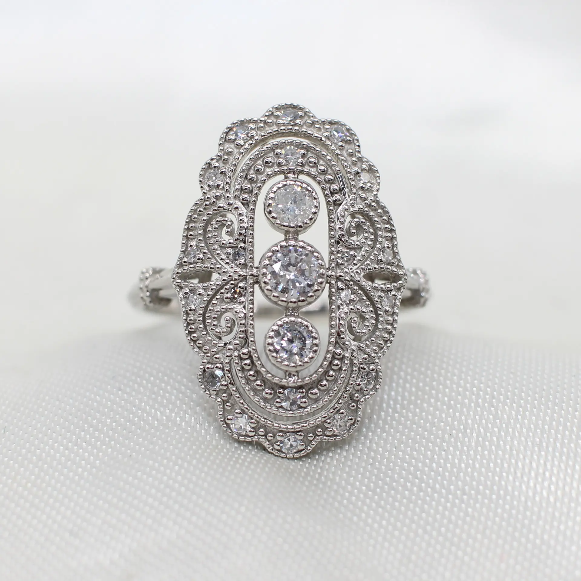 DIAMOND & PLATINUM RING.