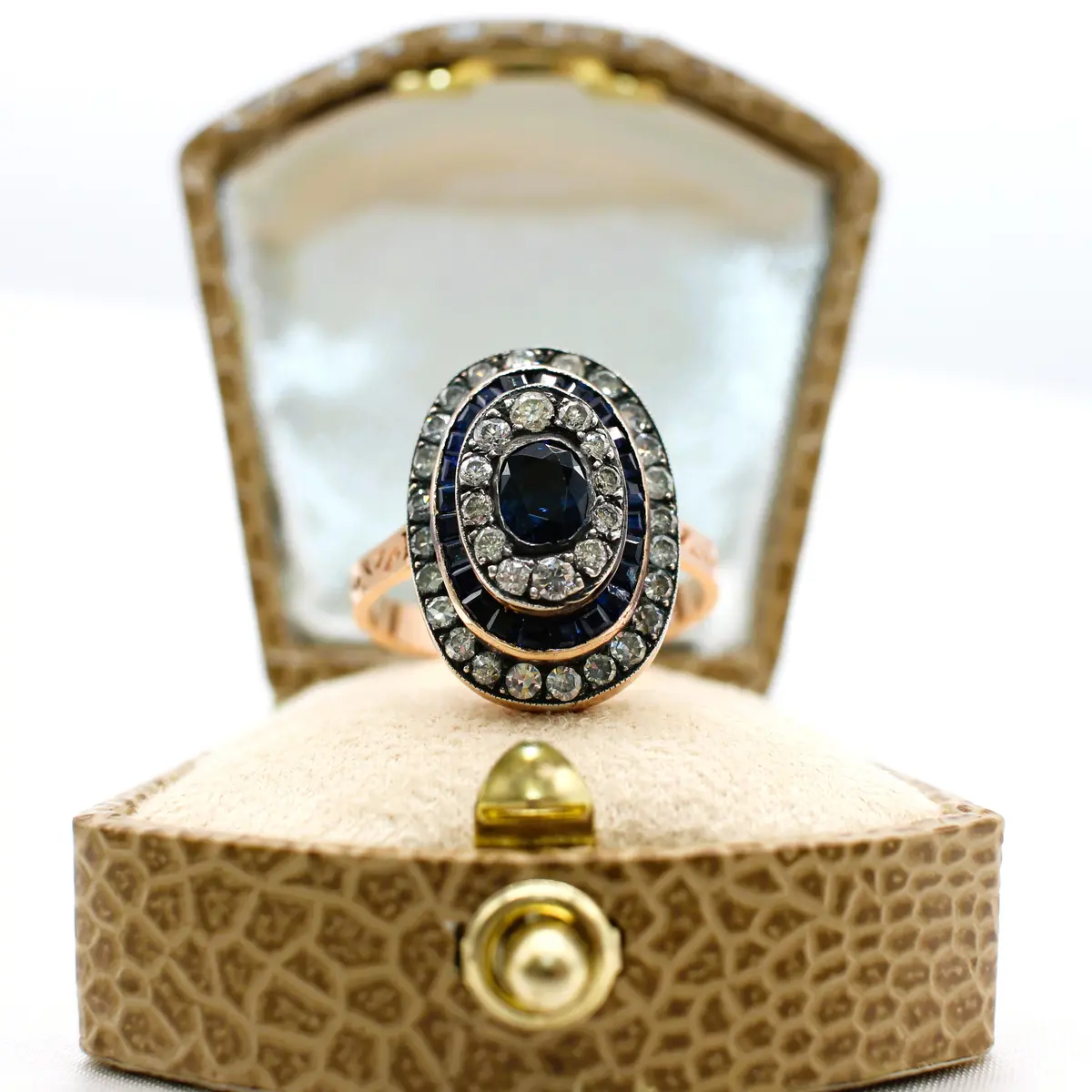 DIAMOND & SAPPHIRE RING.