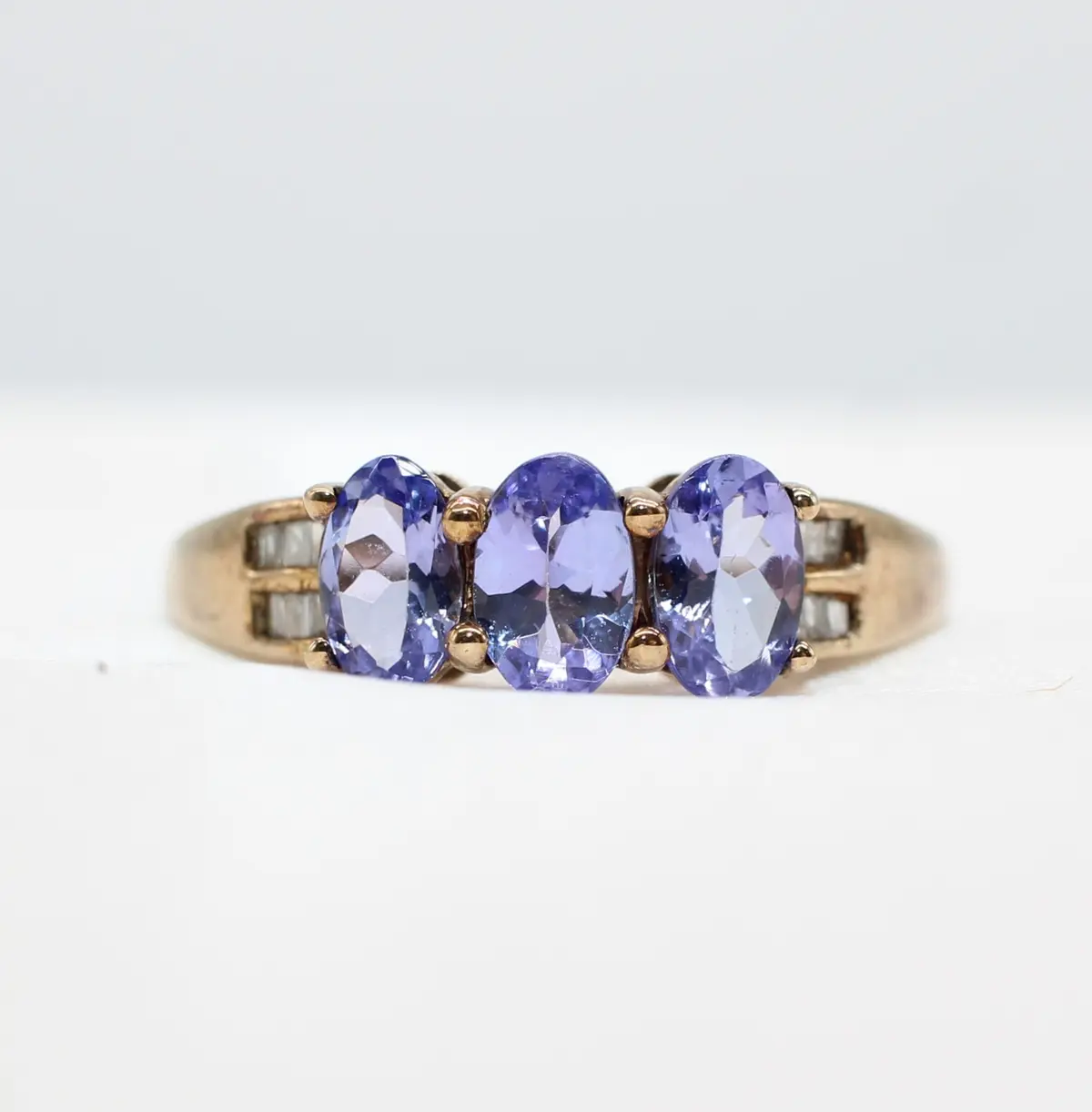 TANZANITE & DIAMOND RING.