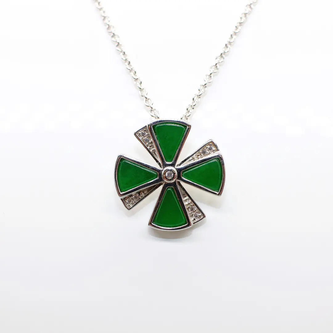 SILVER & GREEN AGATE NECKLACE.