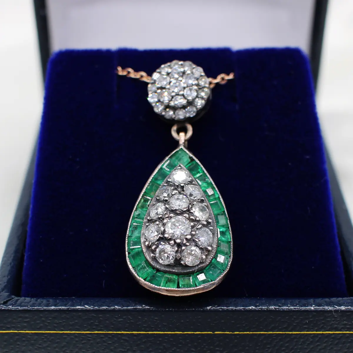 EMERALD & DIAMOND PENDANT NECKLACE.