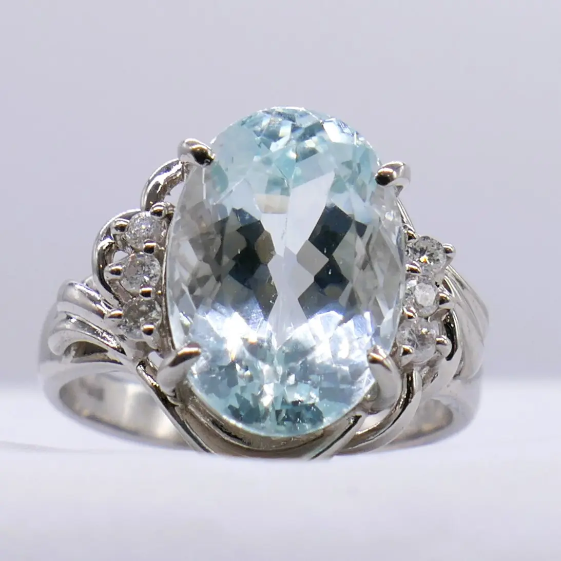 PLATINUM OVAL AQUAMARINE COCKTAIL RING.