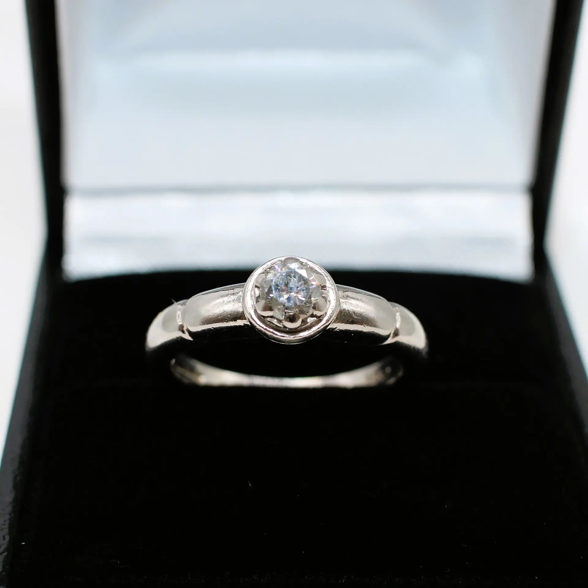 VINTAGE 0.25CT DIAMOND SOLITAIRE RING.