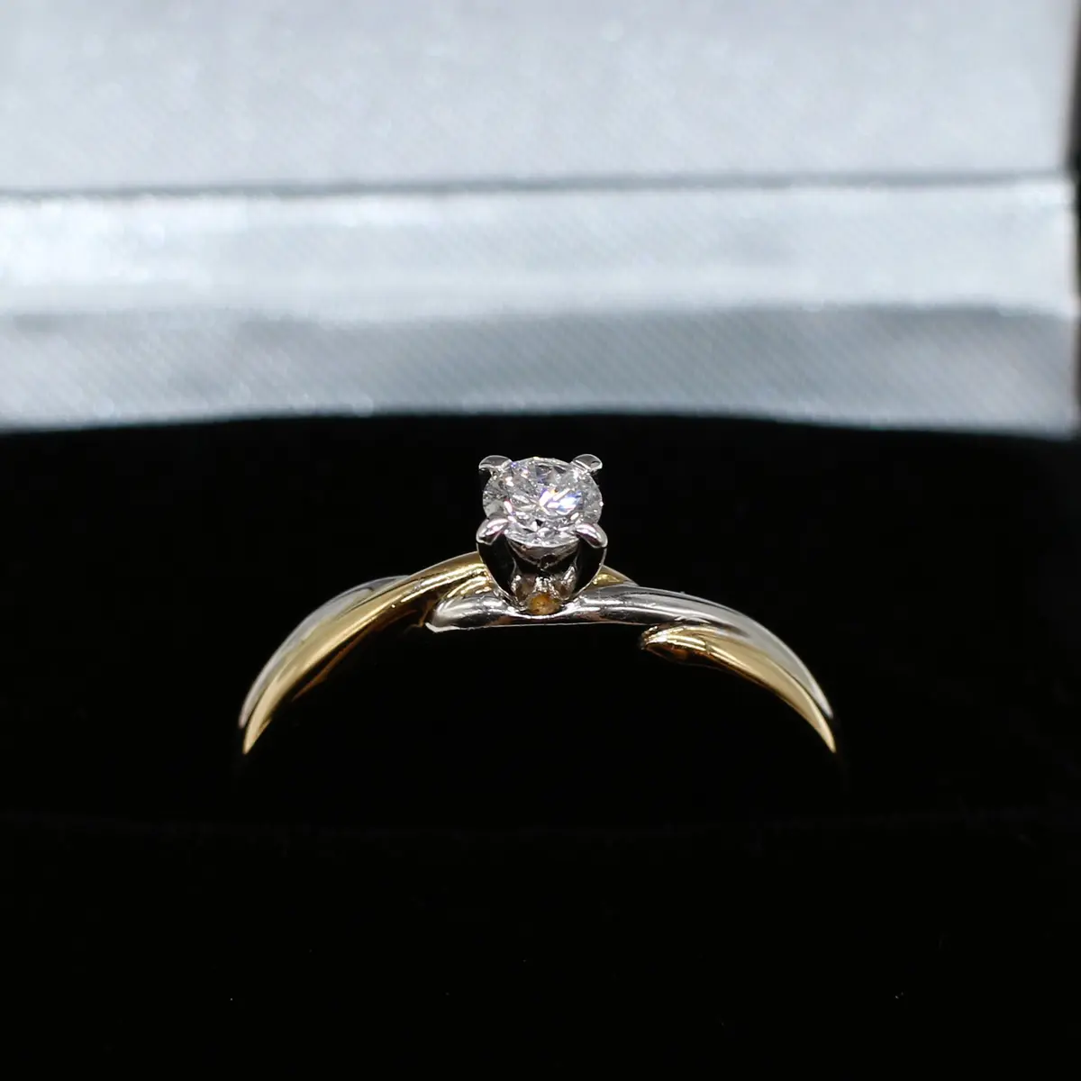 14K WHITE GOLD DIAMOND SOLITAIRE RING.