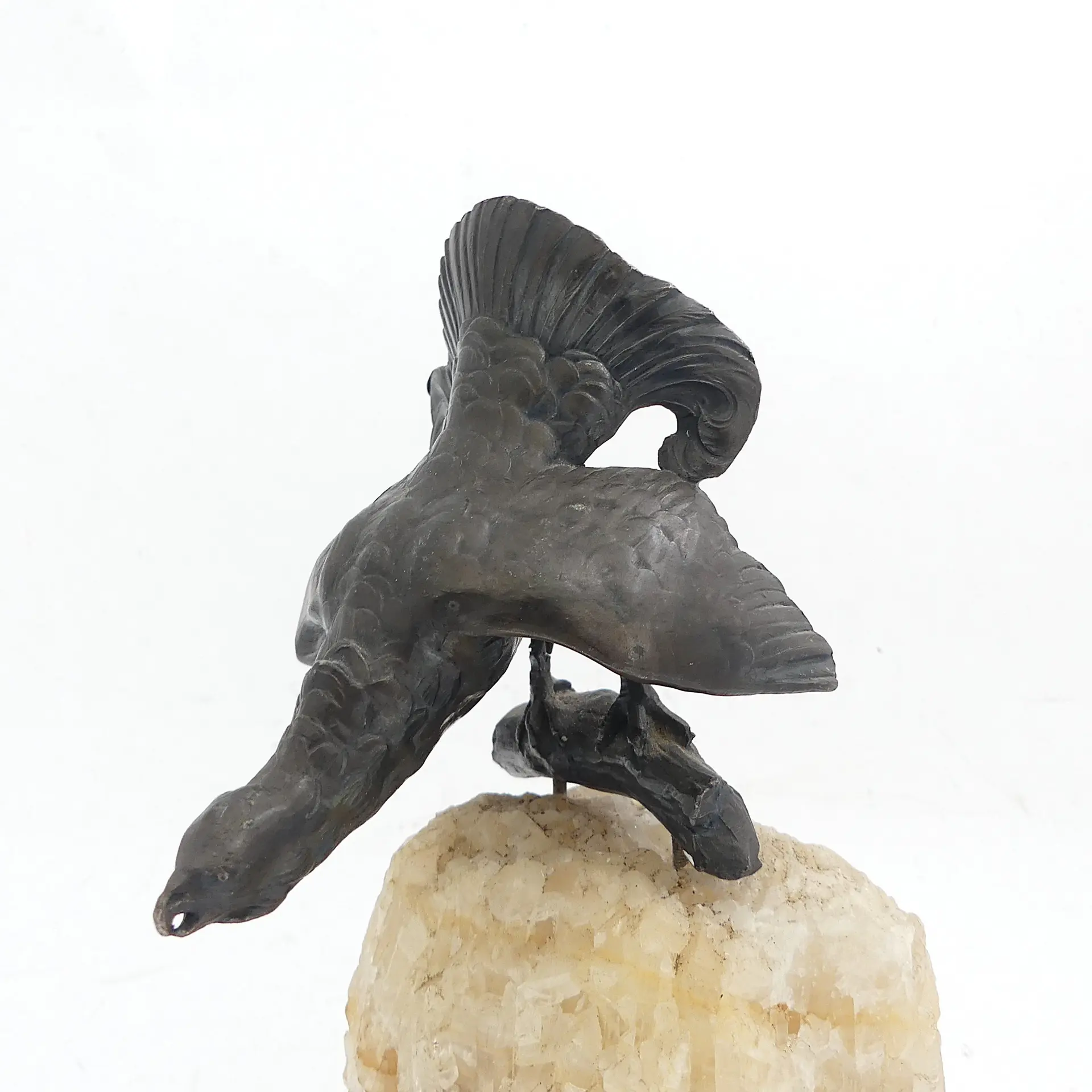 SKULPTUR / BREVPRESS, tjäder i patinerad brons på bergskristall.