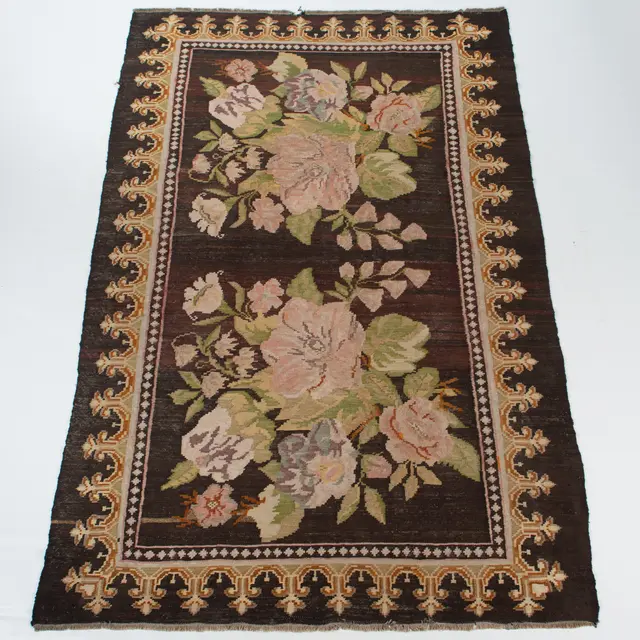 MATTA, rosenkelim, sannolikt Moldavien/Balkan, 1900-tal, ca 171 x 274 cm.