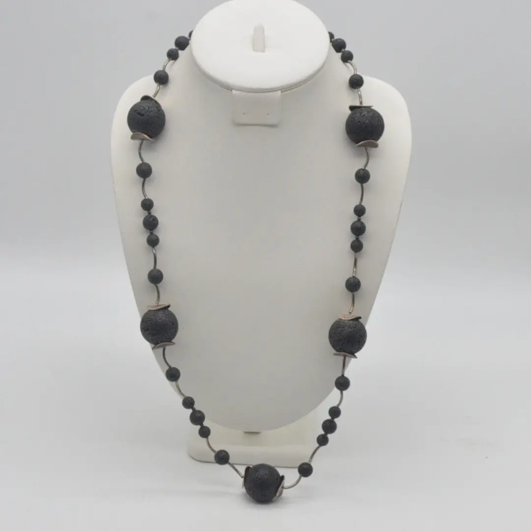DESIGNER COLLIER, LAVASTEIN-PERLEN, STÄBCHEN UND PLÄTTCHEN AUS STERLINGSILBER