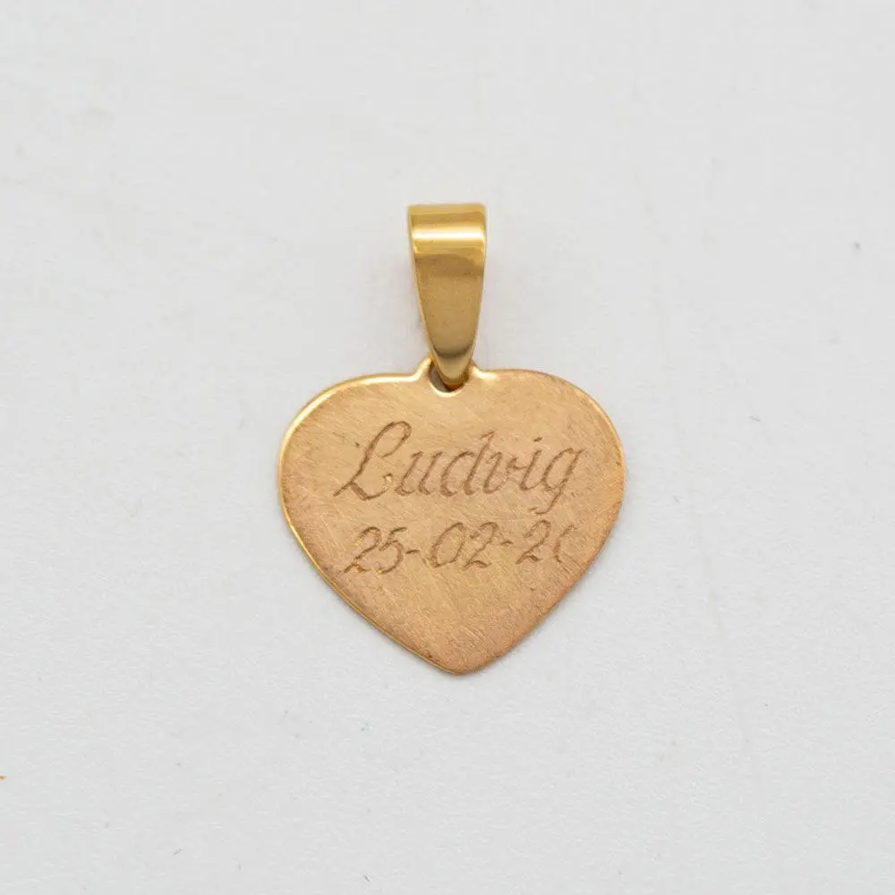 COLLIERANHÄNGER AUS 8 KARAT GELBGOLD MIT GRAVUR "LUDWIG", HERZ, DESIGNER