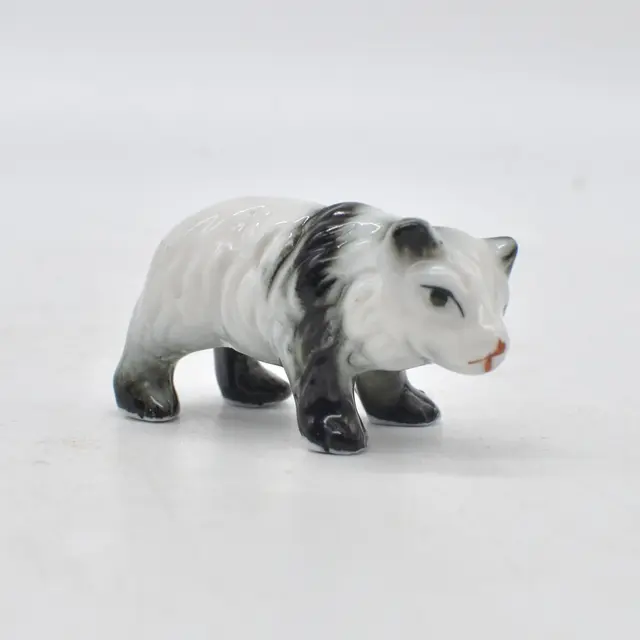 SKULPTUR, PANDABÄR, PORZELLAN, HANDBEMALT, FRÜHES 20. JAHRHUNDERTS.