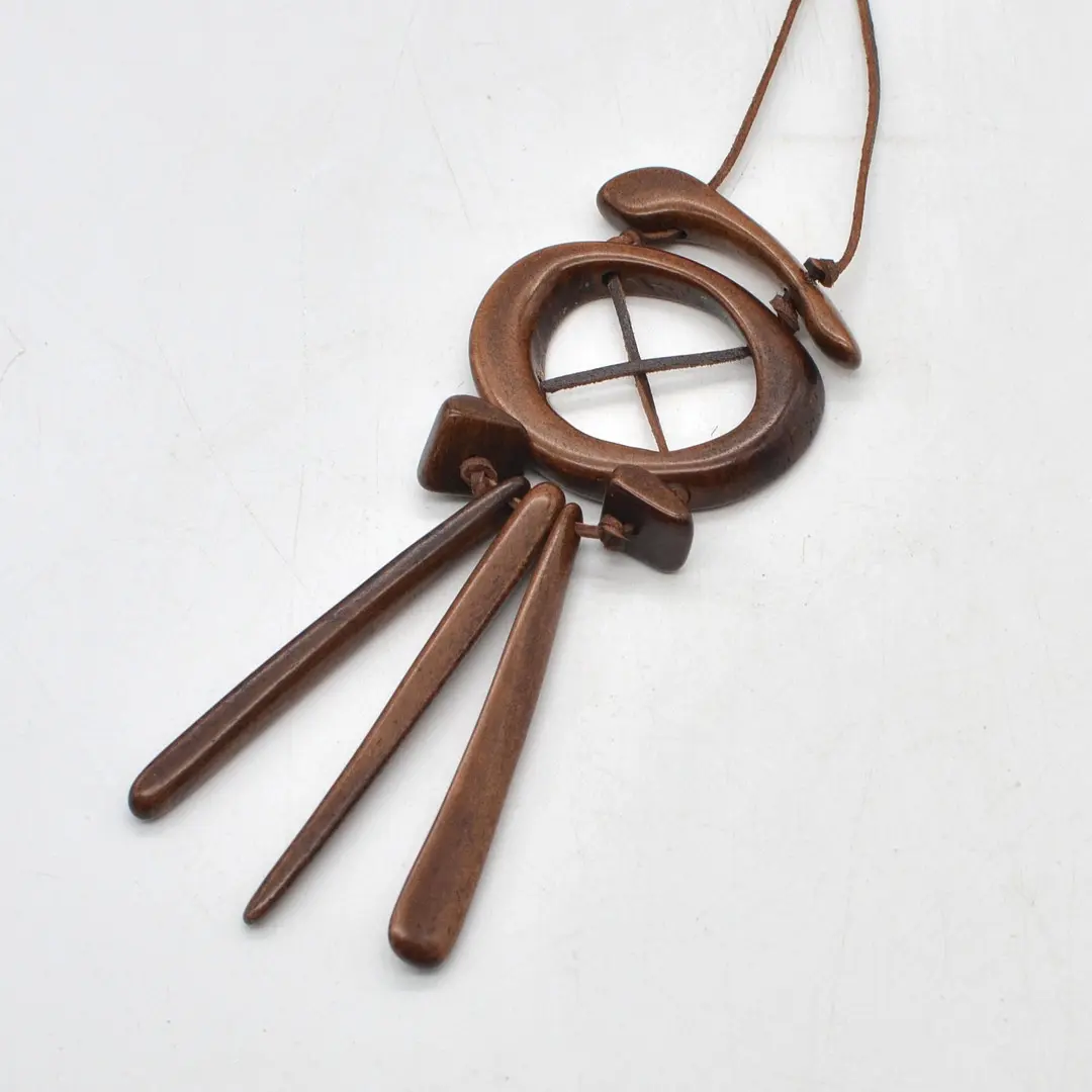 DESIGNERCOLLIER IM AFRIKANISCHEN STIL, KUNSTSTOFF / LEDER, SPÄTES
