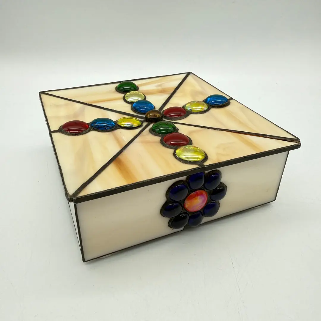 SCHMUCKSCHATULLE AUS KUNSTGLAS & ZINN BEIGE.