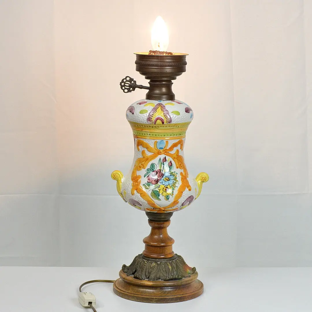 ITALIENISCHE LAMPE, FAYENCE, HOLZ UND MESSING, ELEKTRIFIZIERT, HANDBEMALT