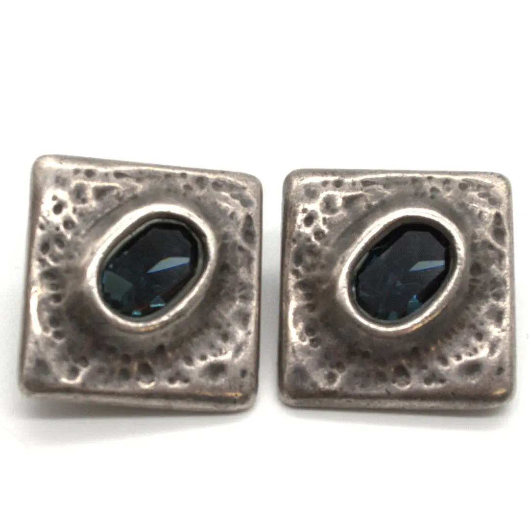 FACTORY. DESIGNER VINTAGE OHRCLIPS NEUSILBER MIT BLAUEN FARBSTEINEN, SIGNIERT.