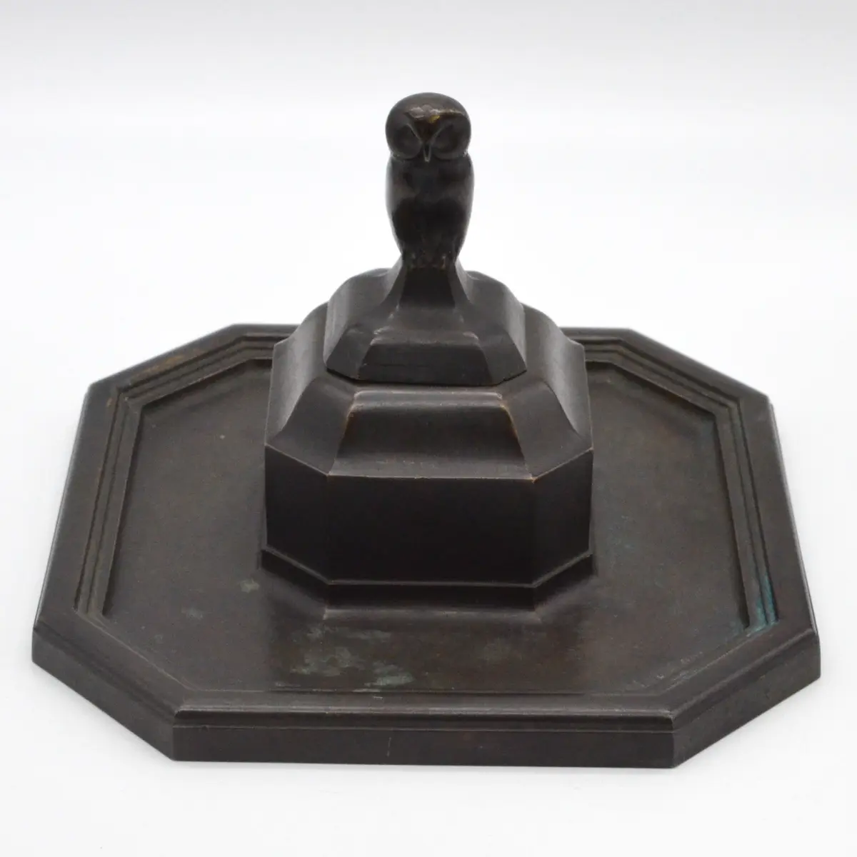 HARRY LIEBMANN (1876-1941). ANTIKES TINTENGEFÄSS MIT EINER EULE, BRONZE