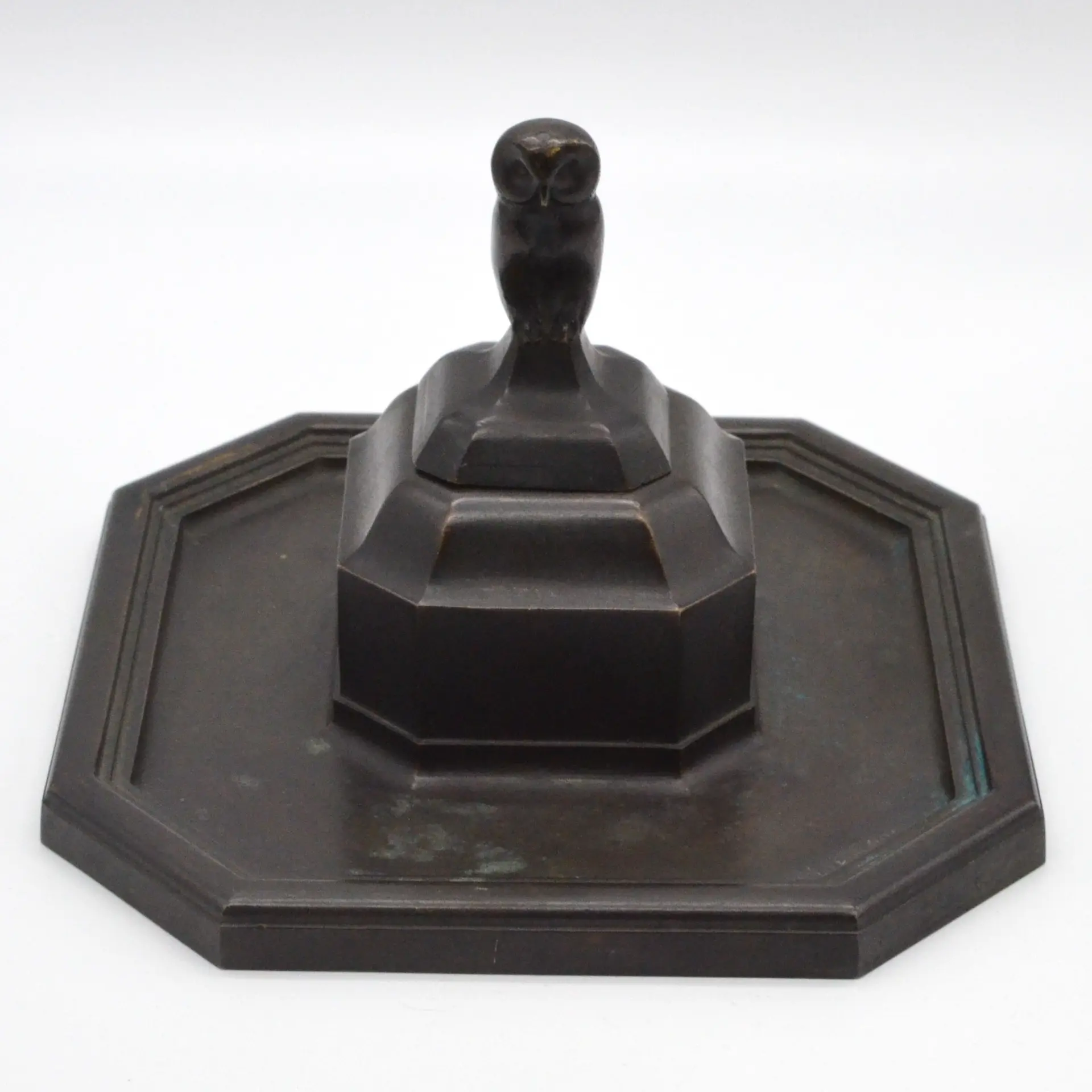 HARRY LIEBMANN (1876-1941). ANTIKES TINTENGEFÄSS MIT EINER EULE, BRONZE