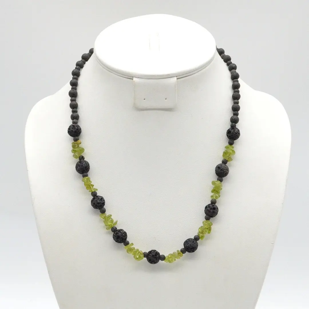 PERLENCOLLIER AUS PERIDOT UND LAVA, AM METALLFADEN MIT VERSCHLUSS