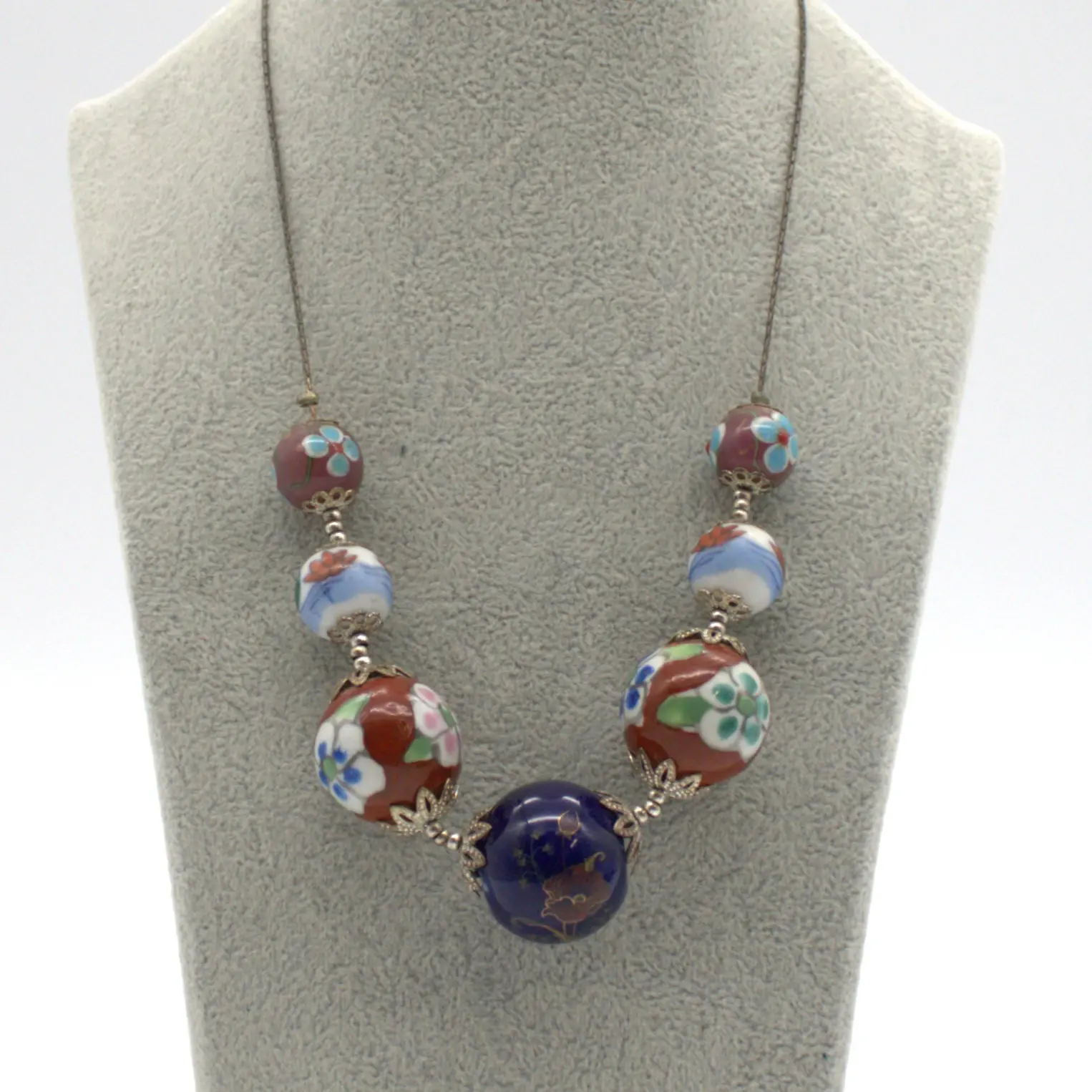 TRADITIONELL CHINESISCHES VINTAGE PORZELLAN COLLIER UM 1970-1980.