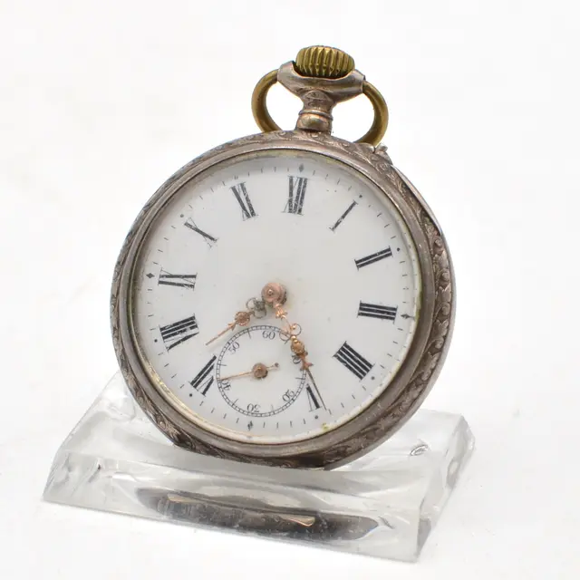 ANTIKE TASCHENUHR, HANDAUFZUG, GRAVIERTES GEHÄUSE AUS 800er SILBER