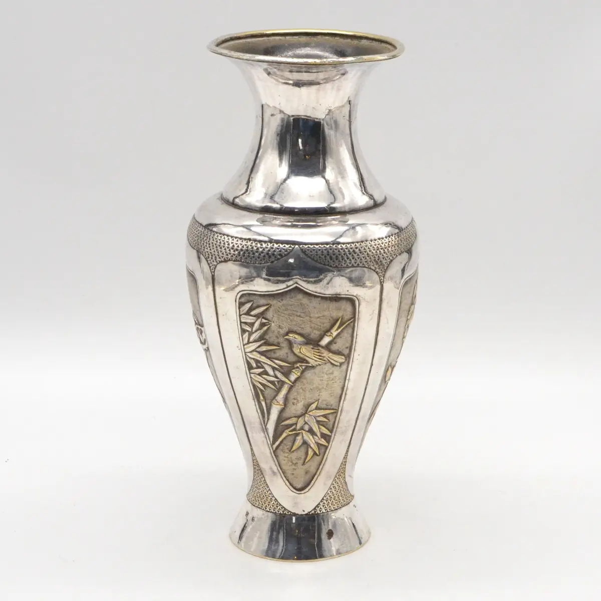 CHINESISCHE VASE, BLUMEN UND VOGEL, VERSILBERT UND VERGOLDET, METALL