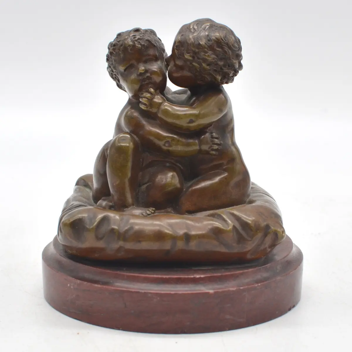 LOUIS KLEY (1833-1911). ZWEI UMARMENDE KINDER AUF EINEM KISSEN, SKULPTUR