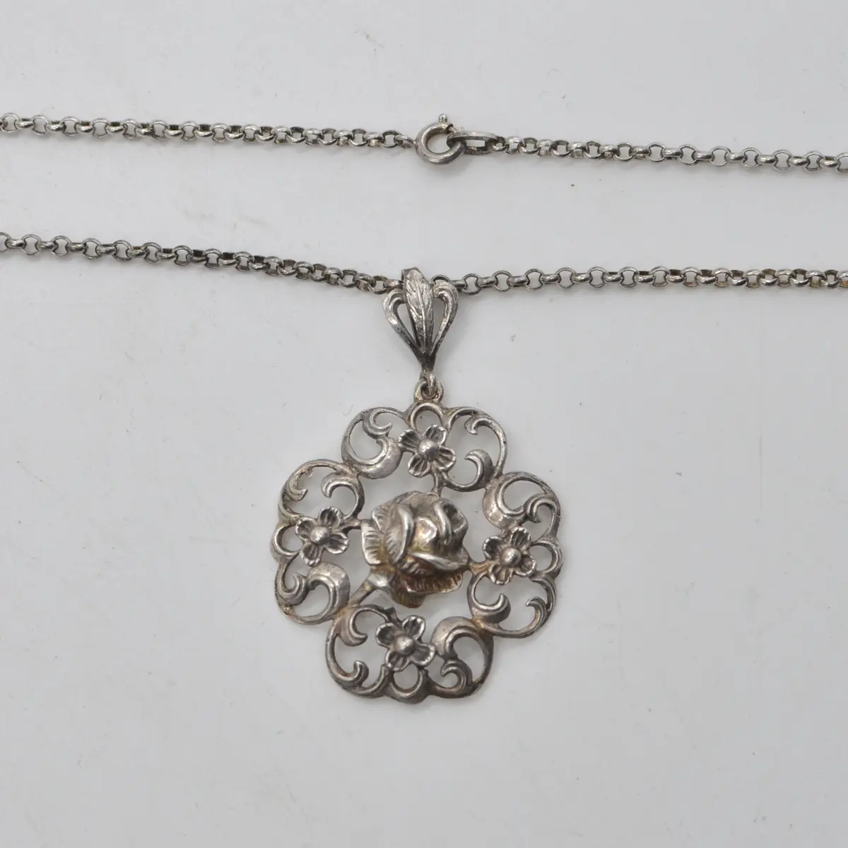 DESIGNERCOLLIER AUS 835ER SILBER, ROSENANHÄNGER UND ERBSENKETTE, FRÜHES
