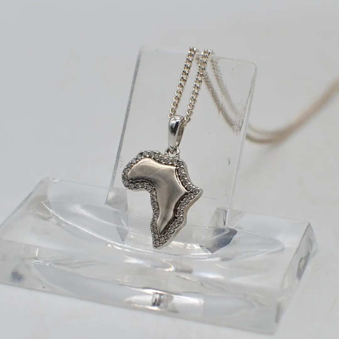 AFRIKA, COLLIER UND ANHÄNGER AUS STERLINGSILBER MIT BRILLANTEN BESATZ