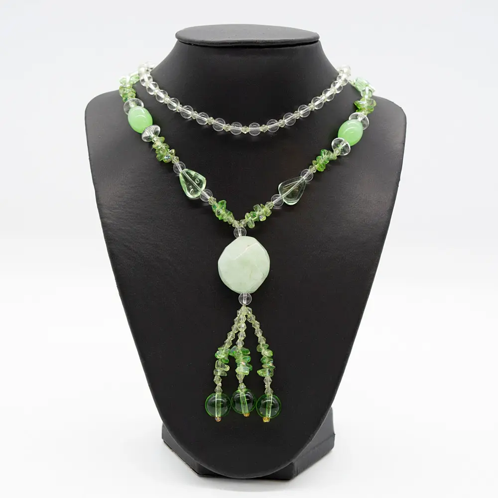 COLLIER MIT EINEM GROSSEN JADEEDELSTEIN UND VERSCHIEDENEN GLASFARBSTEINEN