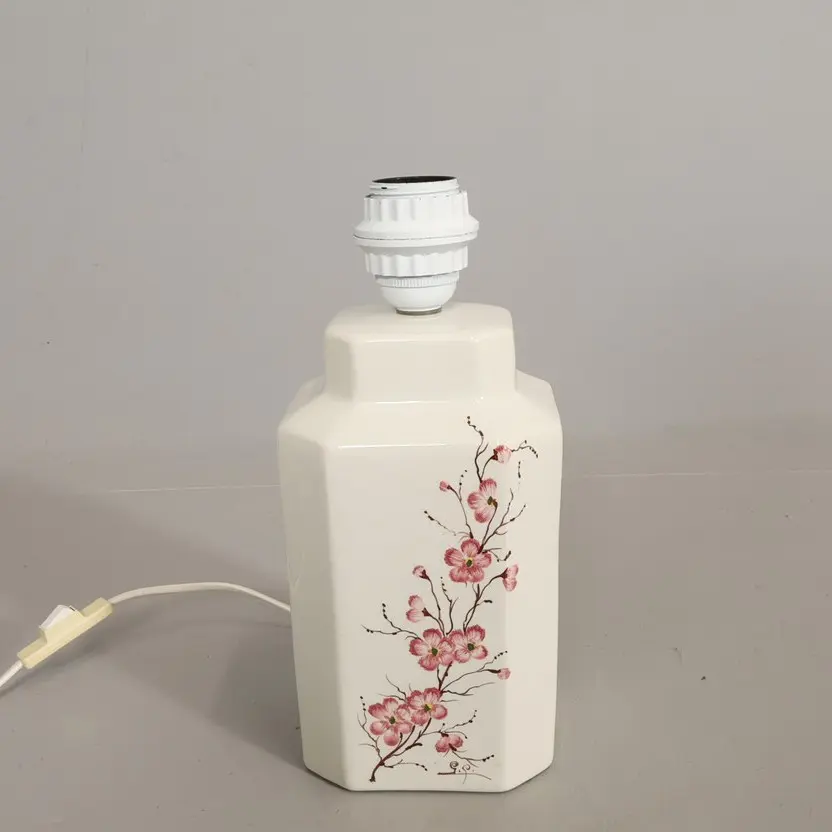 BORDSLAMPA, glaserad keramik med dekor av körsbärsblommor.