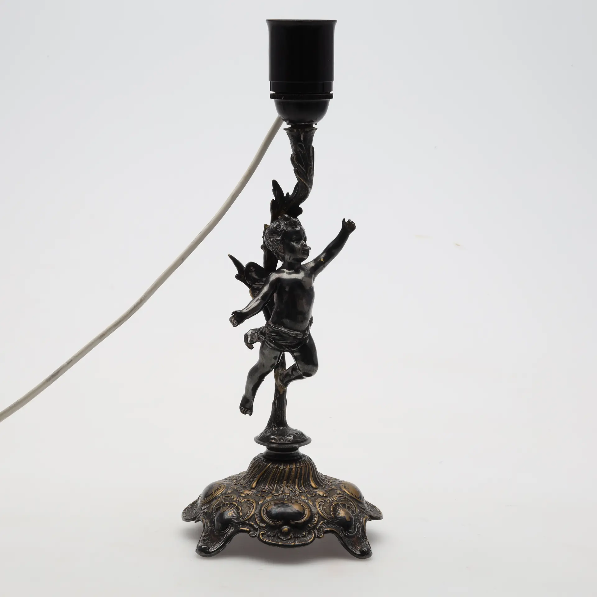 BORDSLAMPA metall. Med ängel. 1900-talets första hälft.
