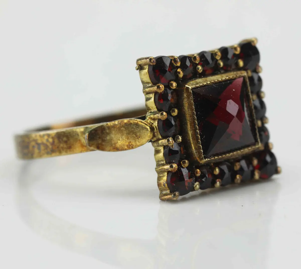 RING, blodröda granater, förgyllt silver, 1900-tal.