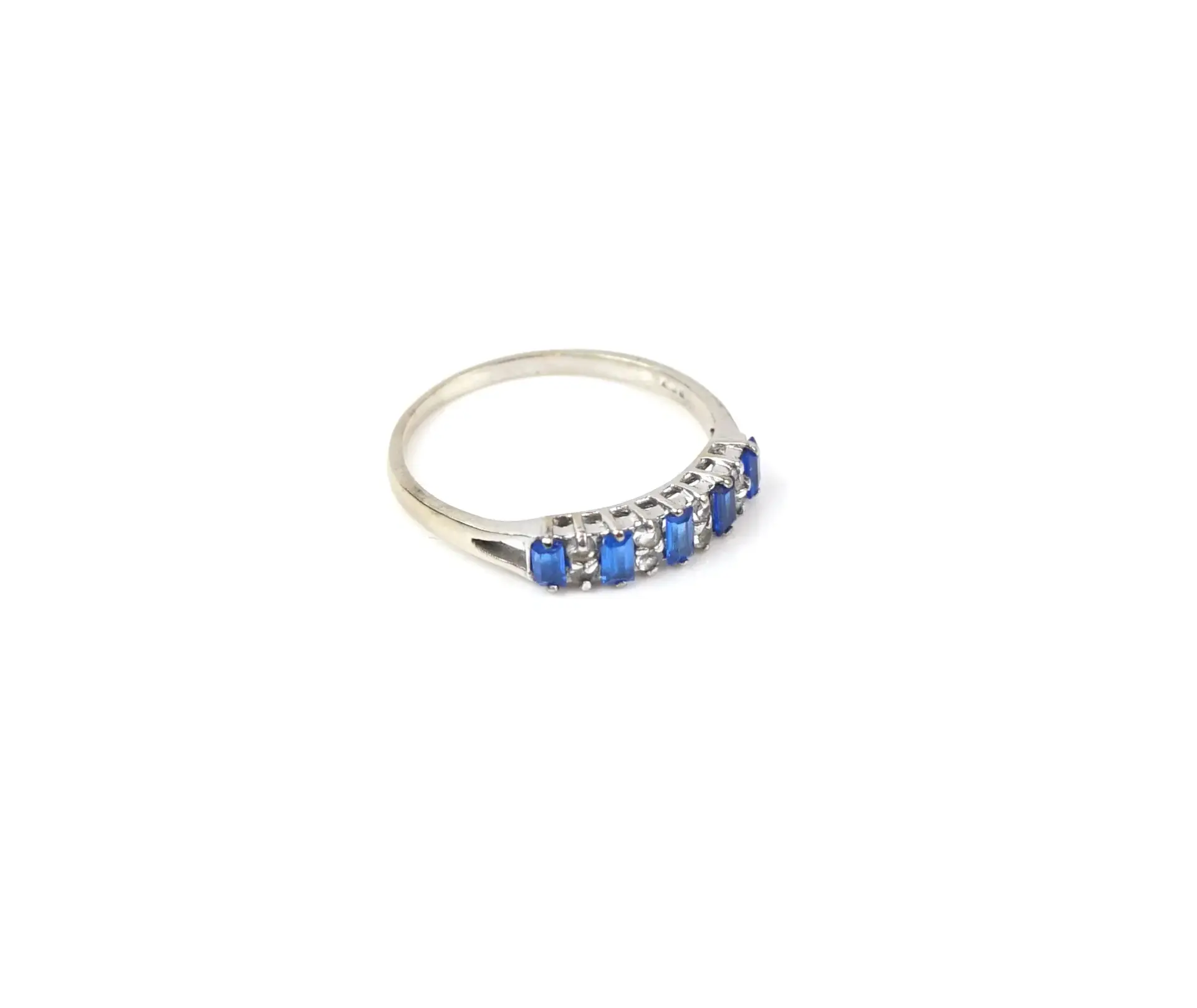 Anello, oro bianco 18 K con pietre blu e trasparenti.