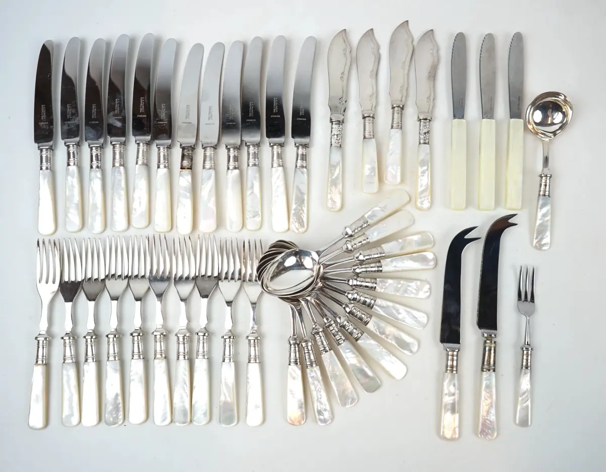 Pezzi di posate, 45 pezzi, madreperla/acciaio inox, 2 modelli diversi.