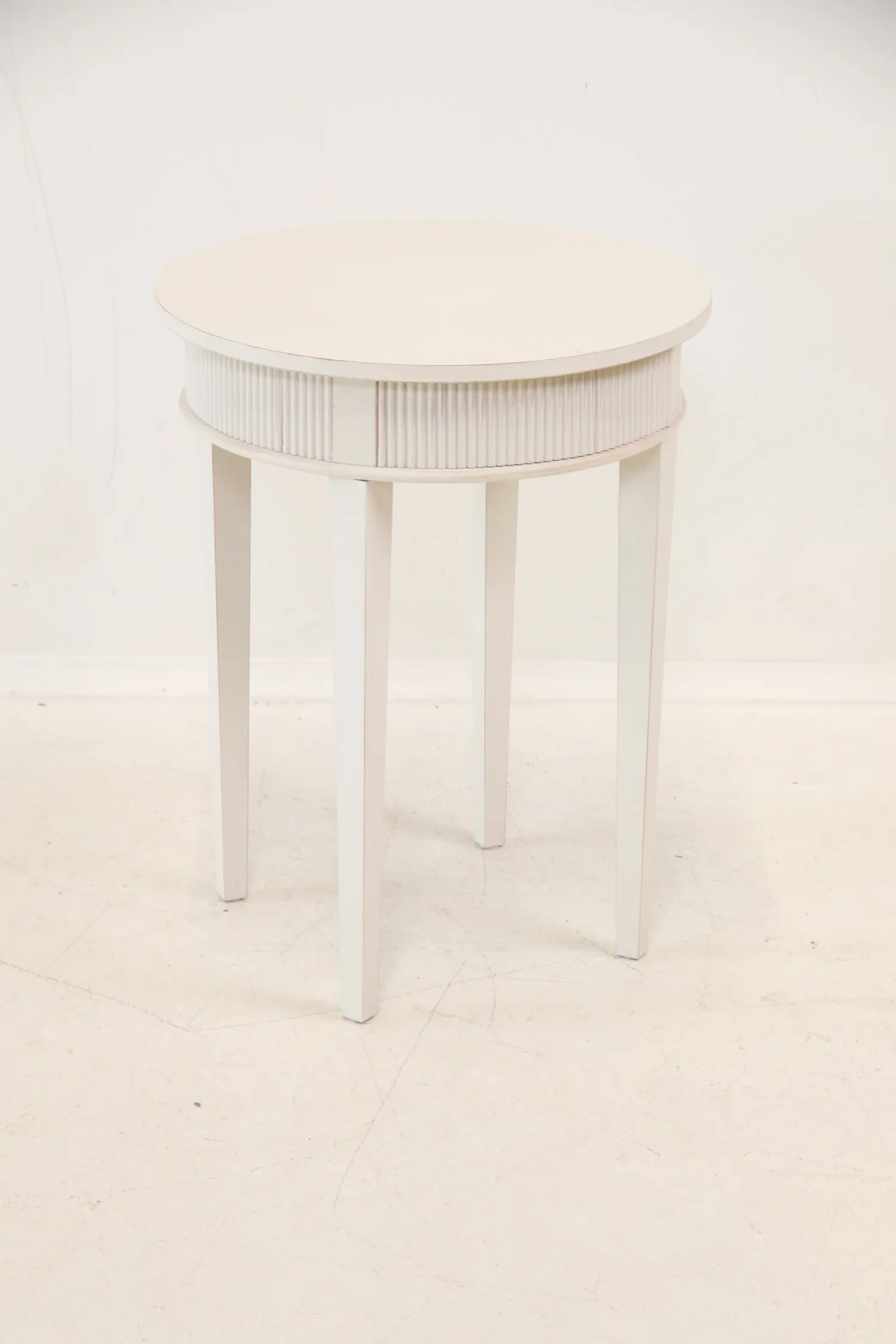 Comodino laterale, in legno, stile gustaviano.