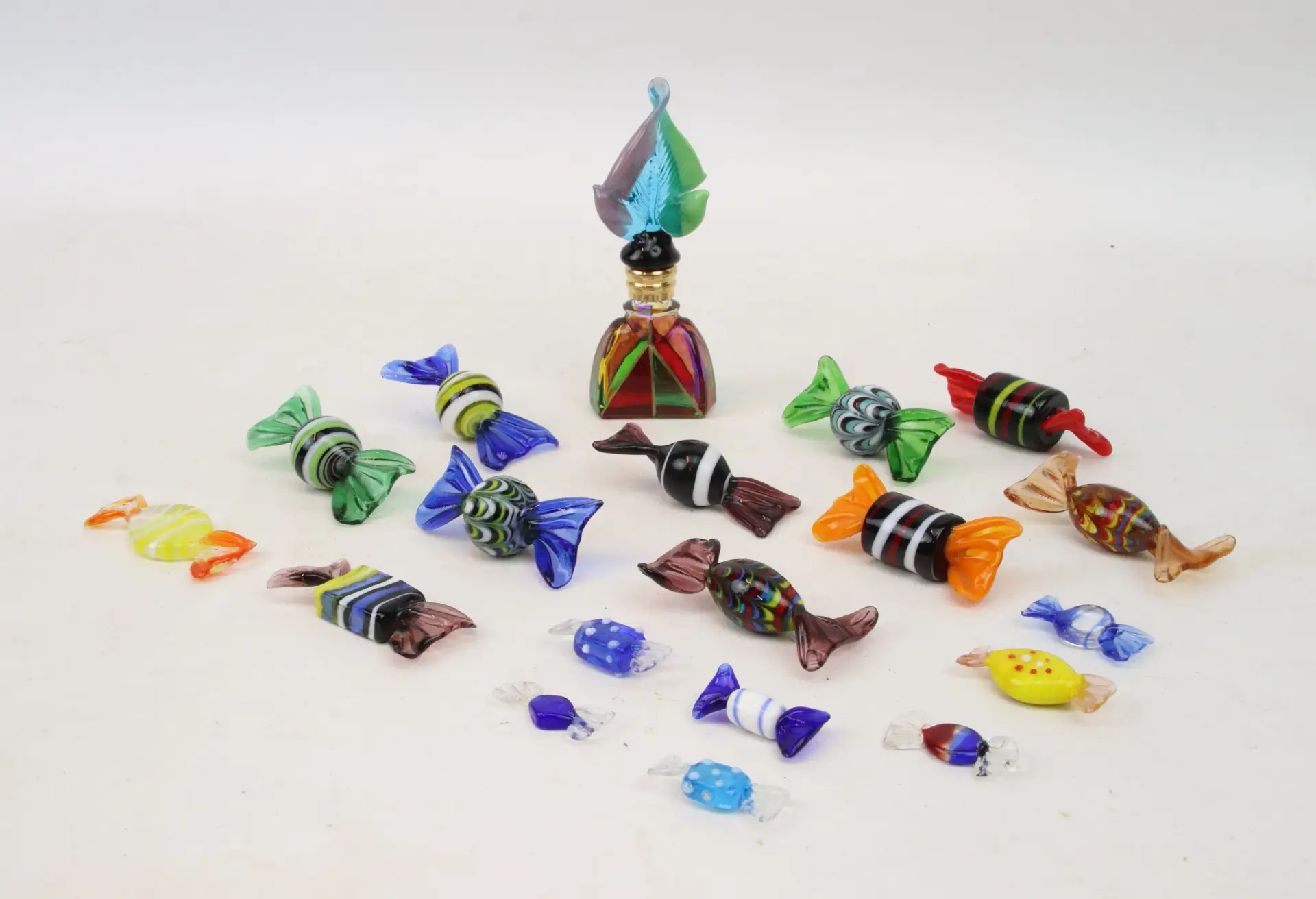 Caramelle e bottiglie, 19 pezzi, vetro, Murano.