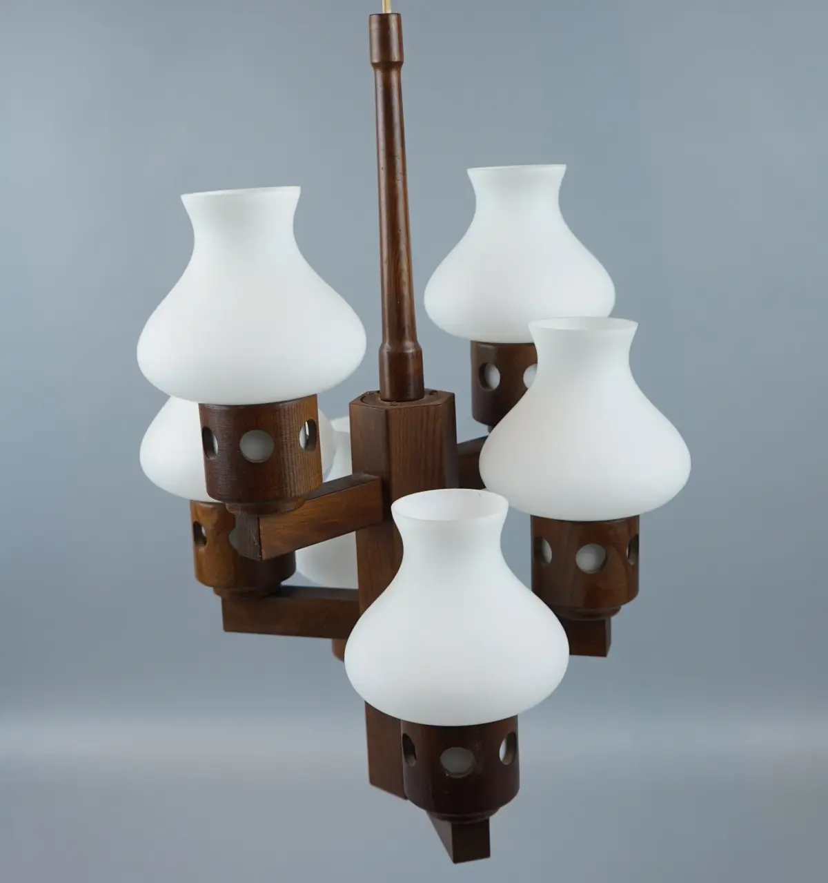 Lampadario, 6 punti luminosi, legno e vetro.