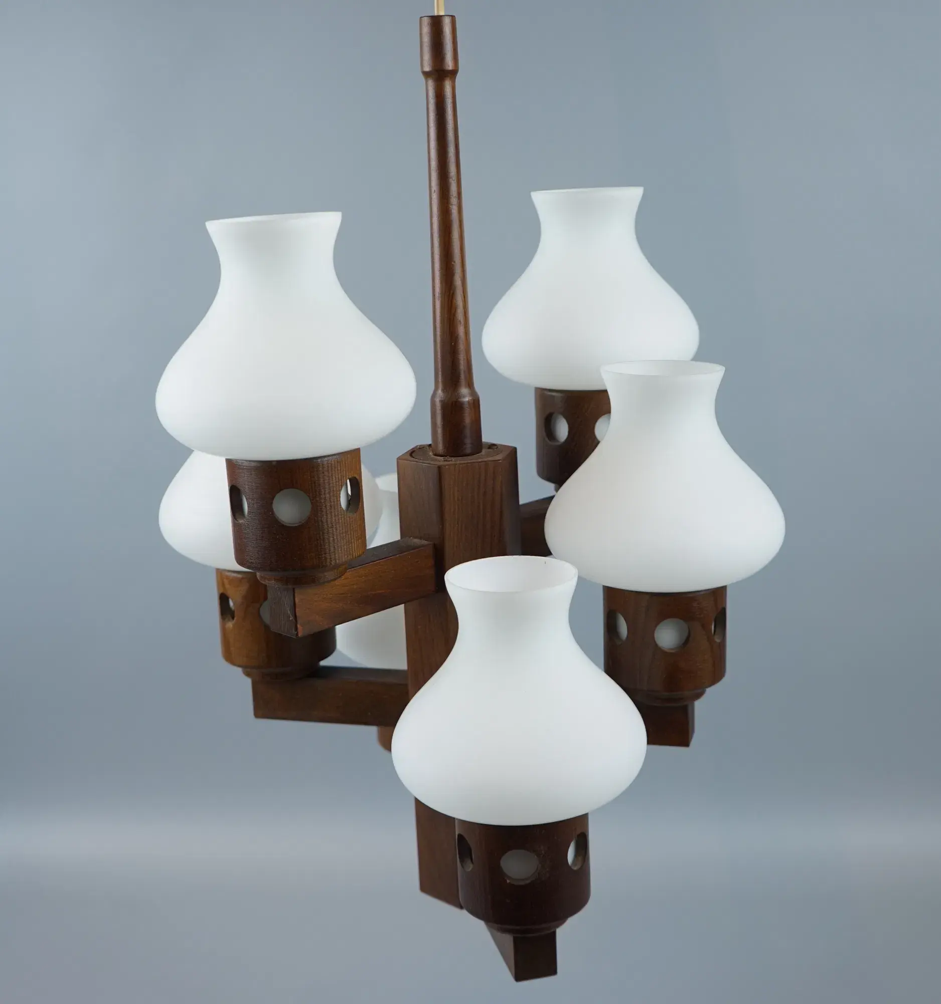 Lampadario, 6 punti luminosi, legno e vetro.