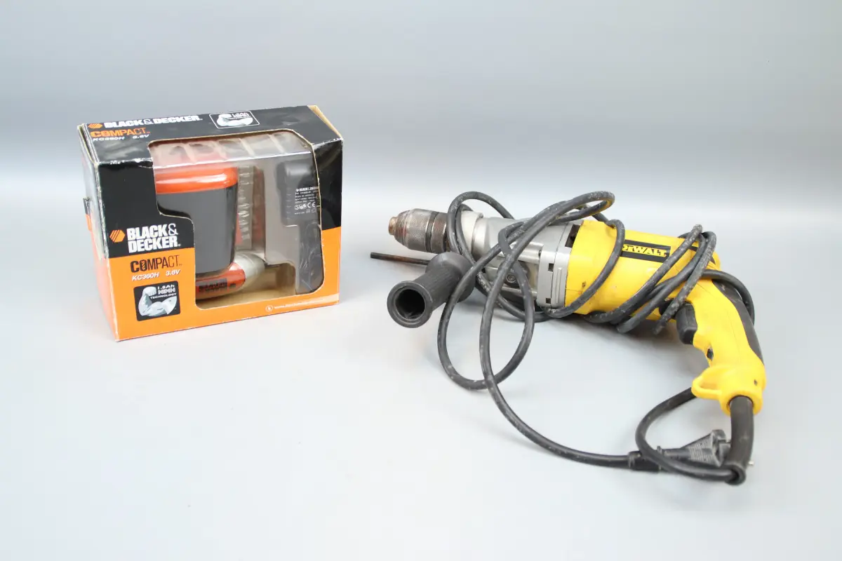 Cacciavite, Black & Decker, e trapano a impulsi, DeWalt.