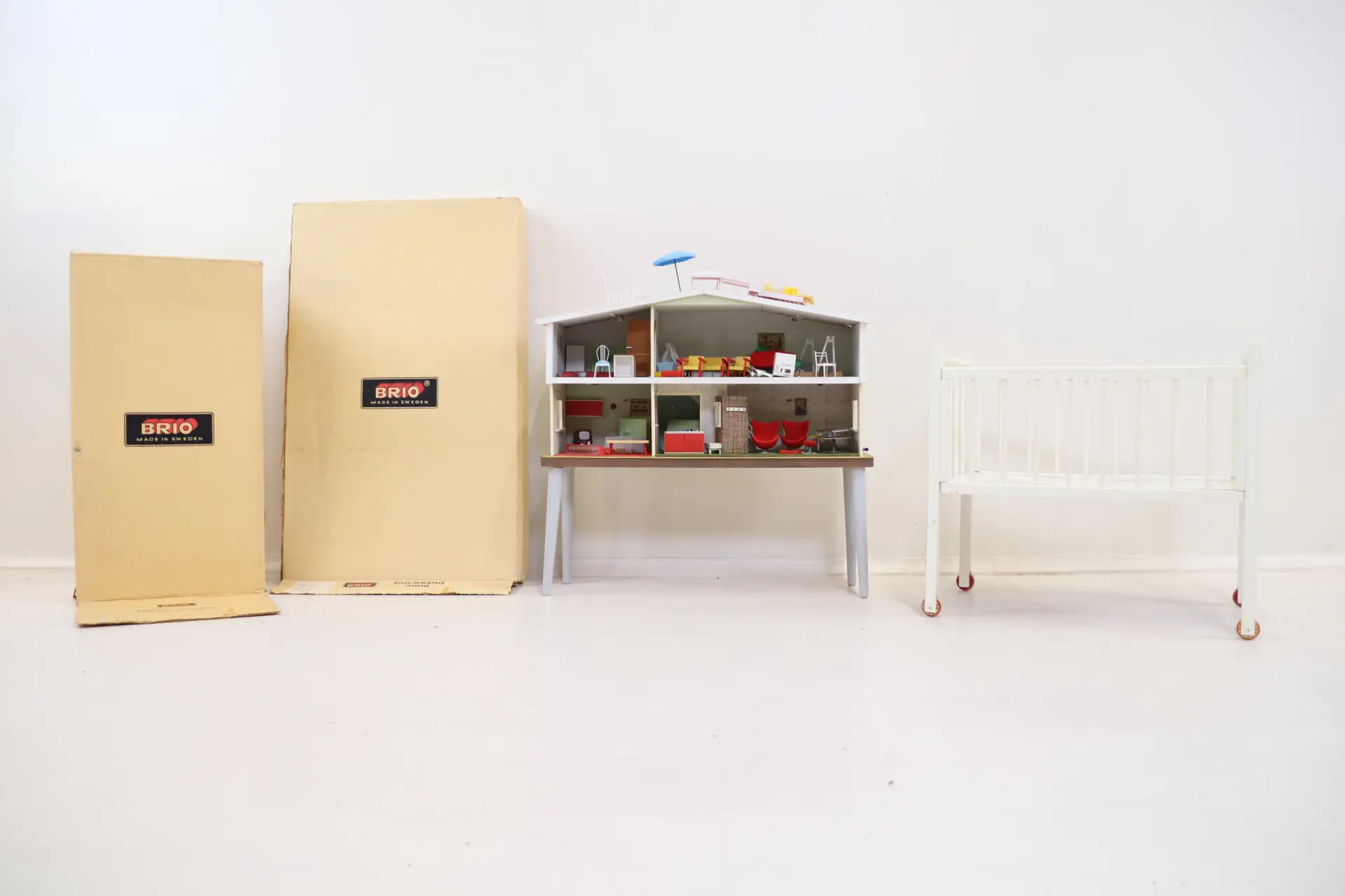 Casa delle bambole con accessori, oltre a letto per bambole, legno, Brio.