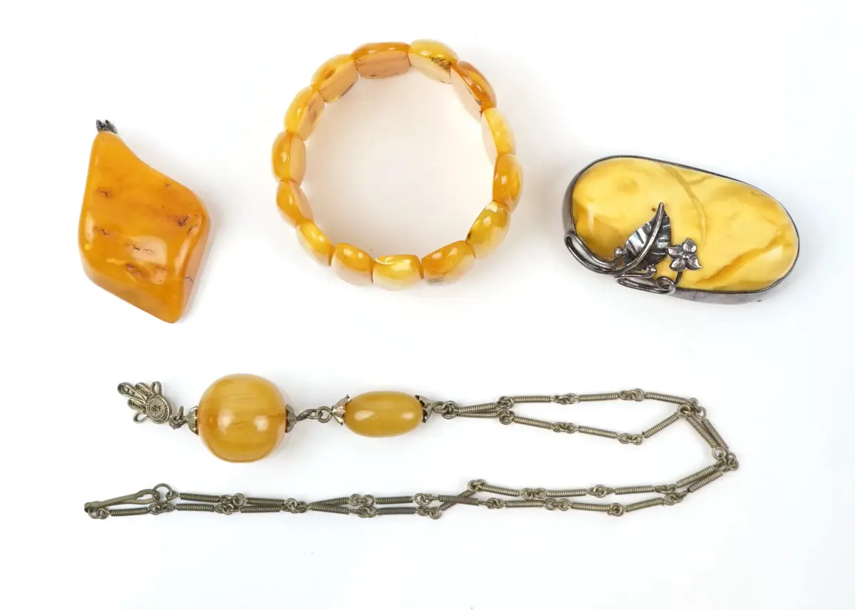 Gioielli, 4 pezzi, ambra, spilla con scarpe d'argento.