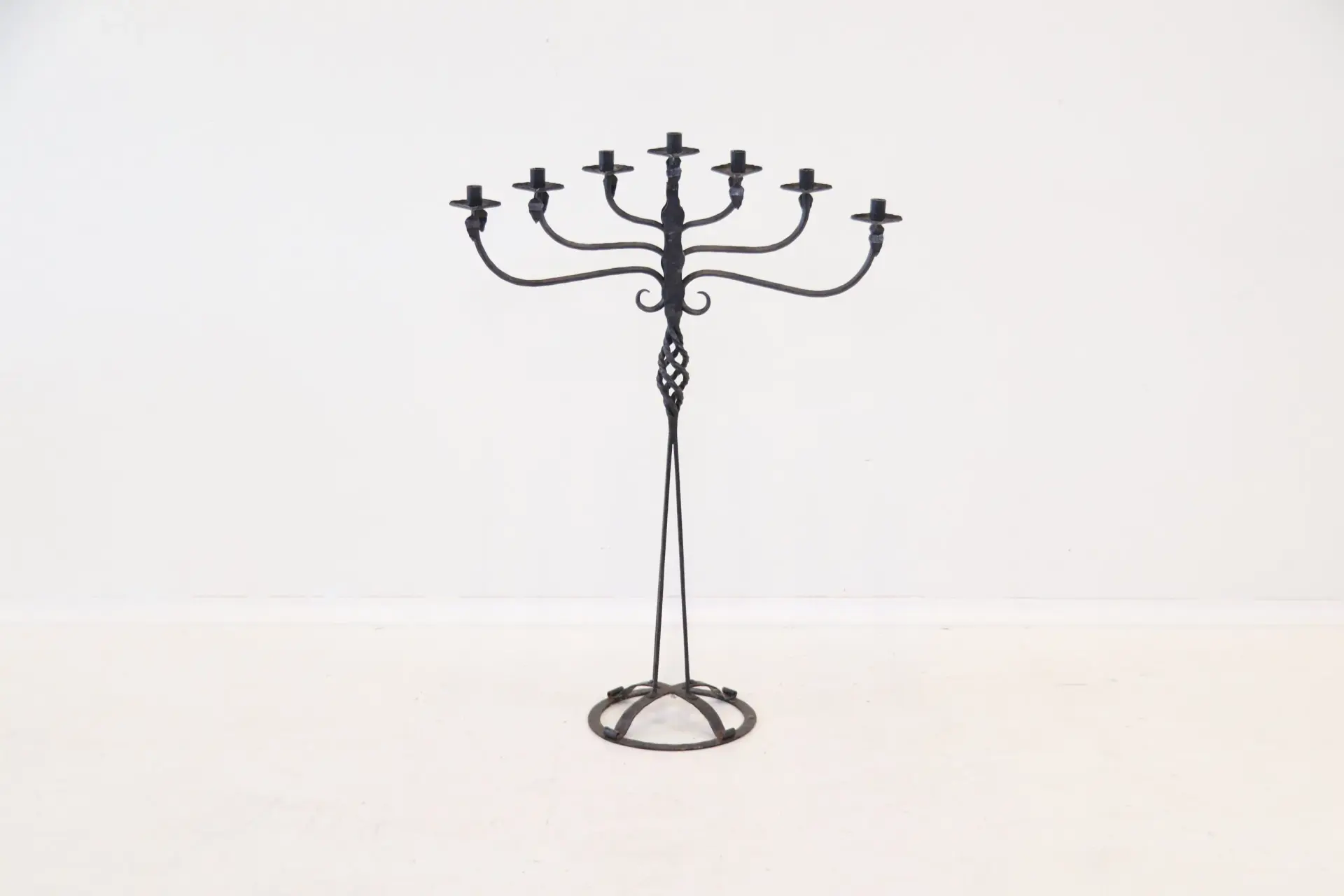 Gustaf Ankarcrona, candelabro da pavimento, per 7 candele, ferro battuto, Käck & Hedby.