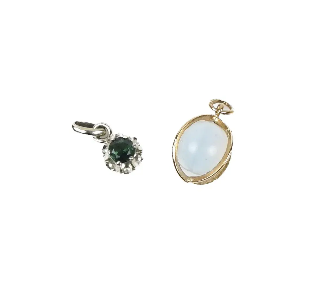 Ciondolo, 2 pezzi con crisopa e opale, oro bianco/rosso 18K.