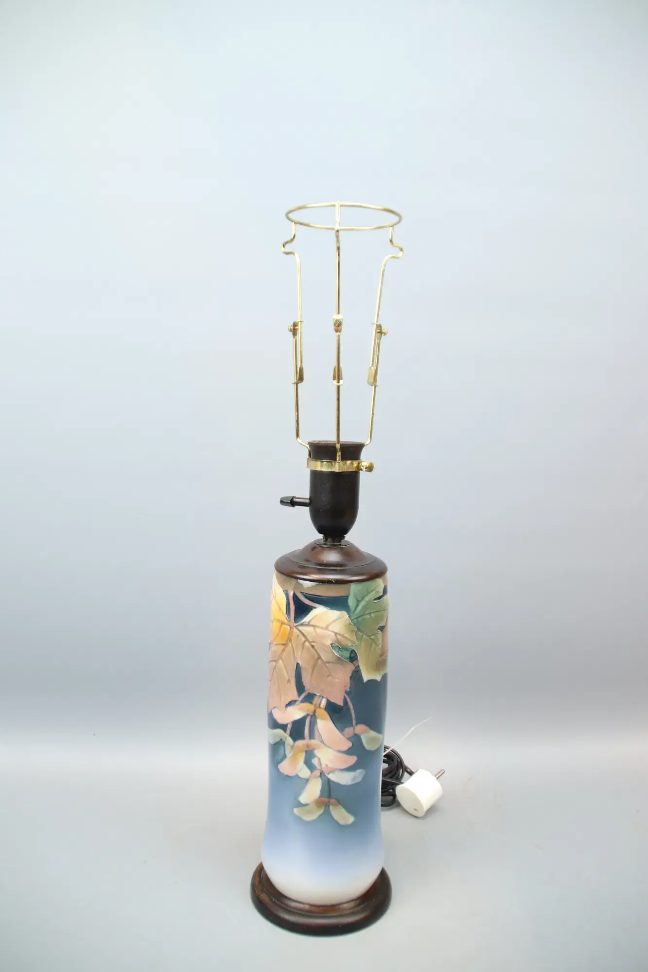 Lampada da tavolo, in porcellana/legno, tardo Art Nouveau.