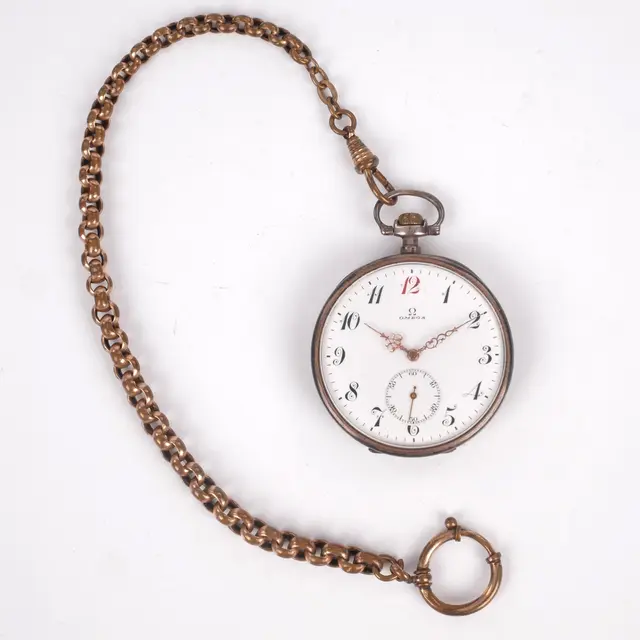 OMEGA. Fickur, rödtolva, silver, 1900-talets första kvartal.