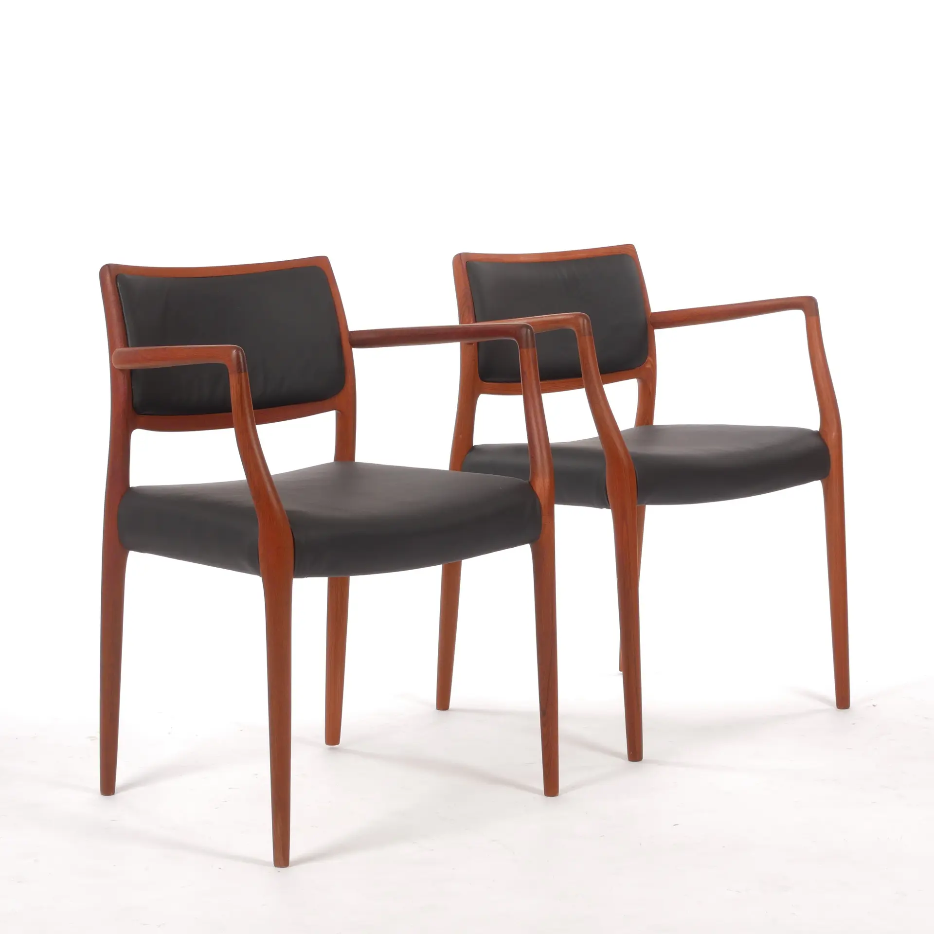 IELS OTTO MØLLER. Karmstolar, ett par, teak och läder, 1960-tal.