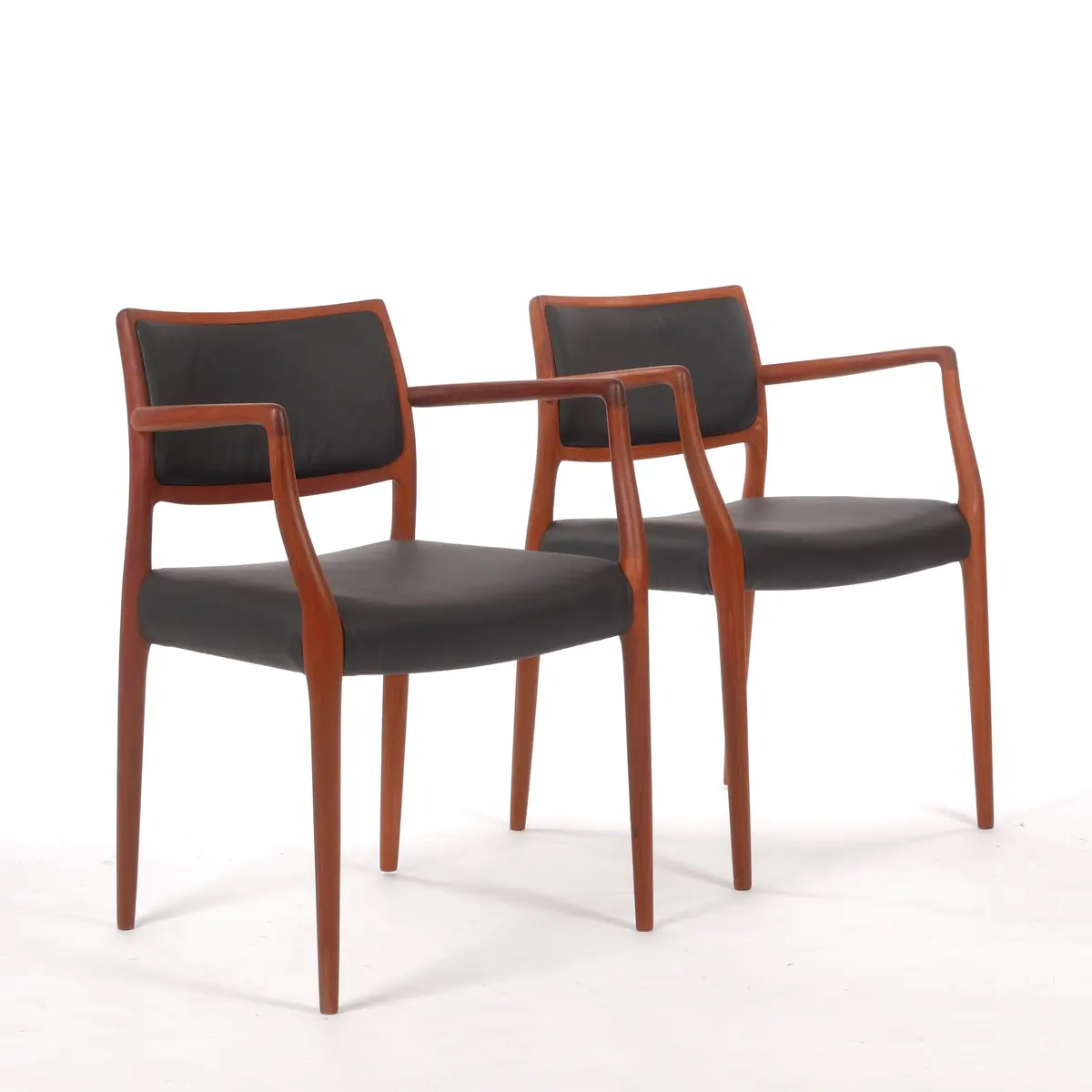 IELS OTTO MØLLER. Karmstolar, ett par, teak och läder, 1960-tal.