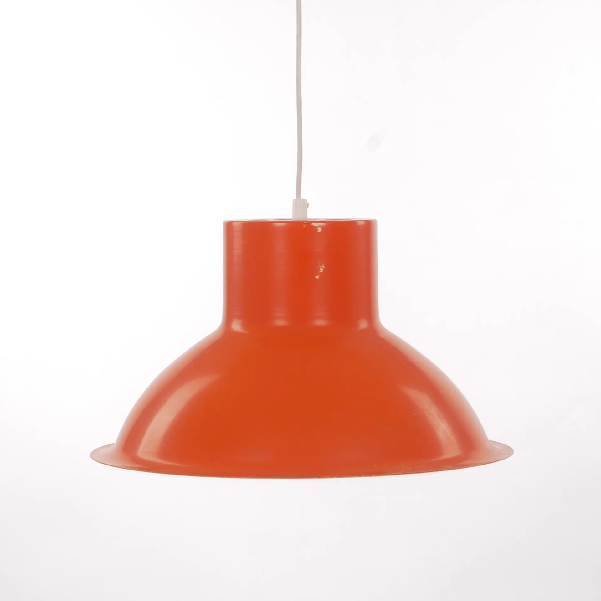 TAKLAMPA, orangelackerad plåt, IKEA, 1900-talets andra hälft.