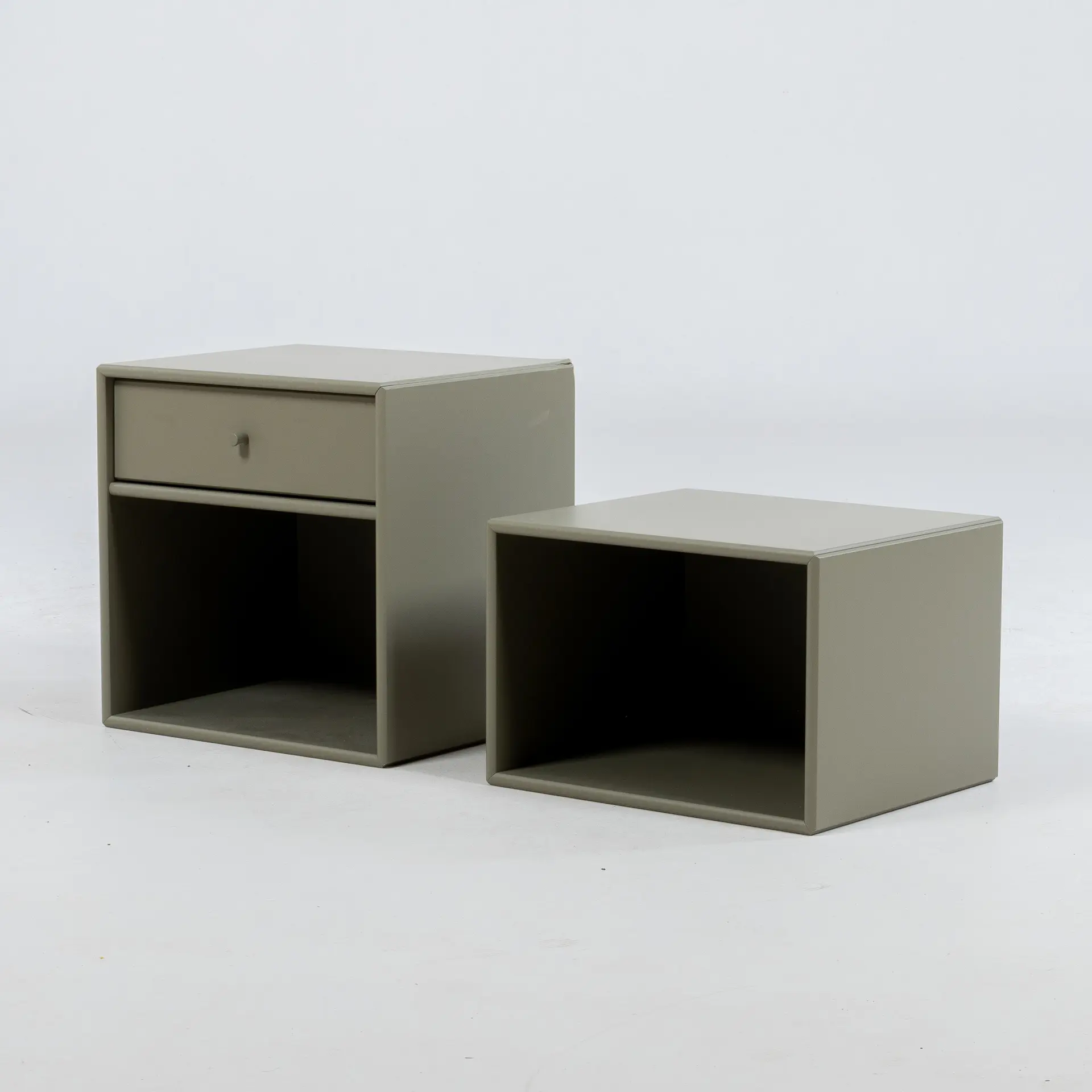 PETER J LASSEN, 2 pezzi, comodino e mensole, Montana, contemporaneo